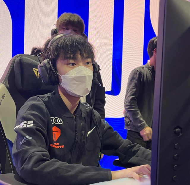 包含Ming与60激战TES分钟赛后新奥尔良鹈鹕调整名单以备欧超杯，网友：西汉姆内部会议纪要流出的词条